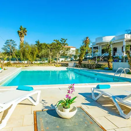 Villa Carlotta By *